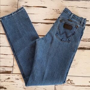 Men’s Wrangler regular fit 47MACMT jeans for the king lean cowboy. size 31x36